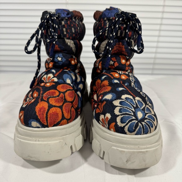 Farm Rio Pineapple Platform Puffer Booties Chunky Lug Sole Boots NWOT - Picture 2 of 5